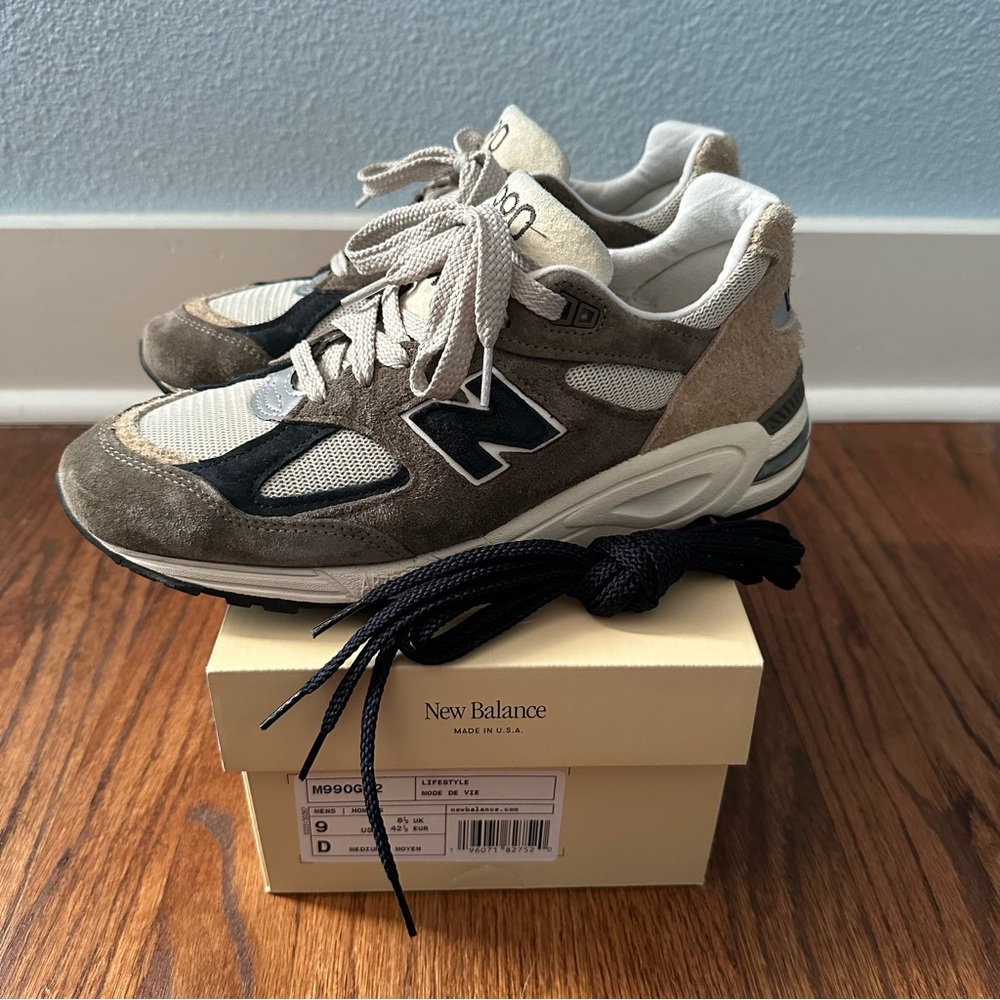New Balance 990v2 in “Grey/Tan” Size 9 Sneakers